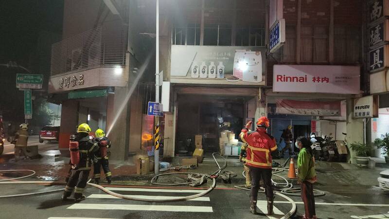 台南中西區大同路、樹林街口一家寵物店20日凌晨失火，消防人員急忙滅火。（民眾提供）