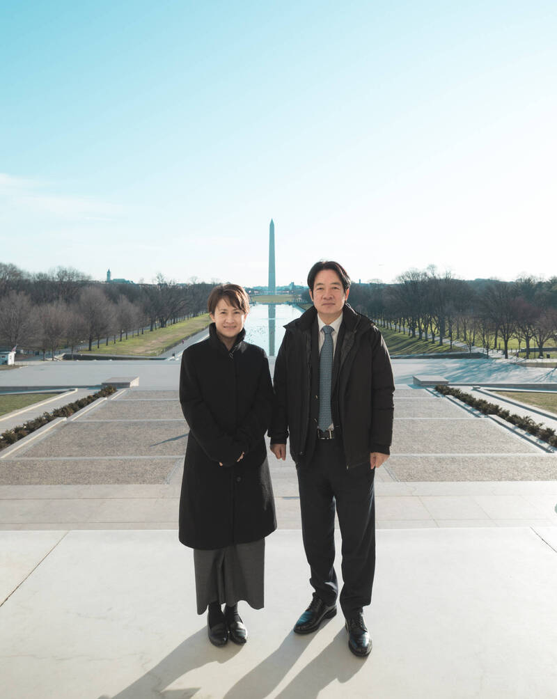 賴清德在臉書PO出2020年出訪美國時和蕭美琴在林肯紀念堂的合照。（圖擷取自賴清德臉書）