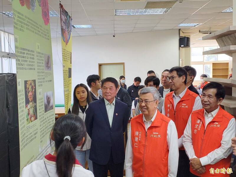 走訪興華高中SHHS學思坊社區共讀站，陳建仁強調前瞻建設非債留子孫、而是創造更好的未來。（記者蔡政珉攝）