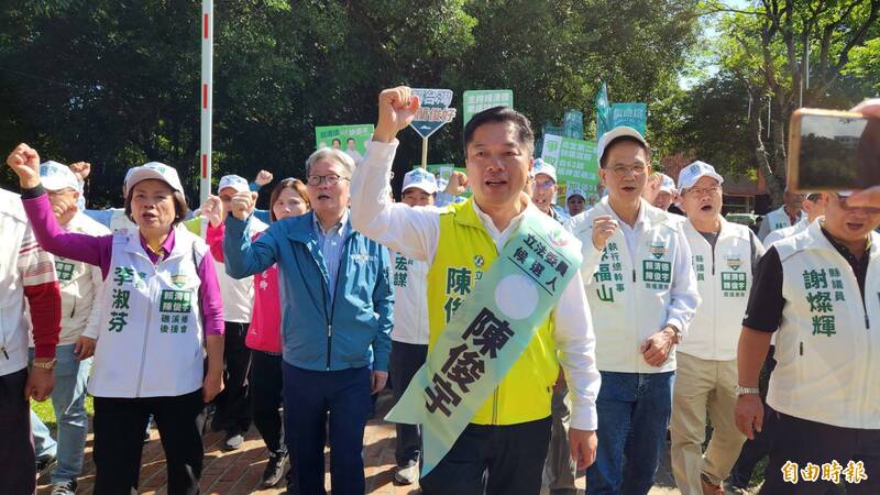 陳俊宇（前）今在支持者陪同下，前往宜蘭縣選委會辦理立委參選登記。（記者游明金攝）