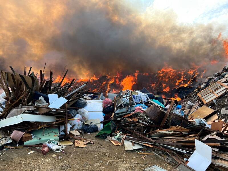 苗栗市西山垃圾衛生掩埋場傳火警，火勢延燒迅速。（民眾提供）