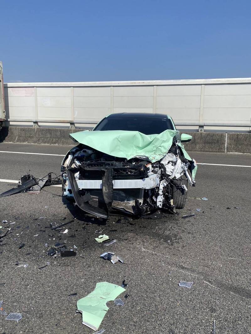 追撞施工車輛的自小客車車頭全毀。（國道第五公路警察大隊提供）