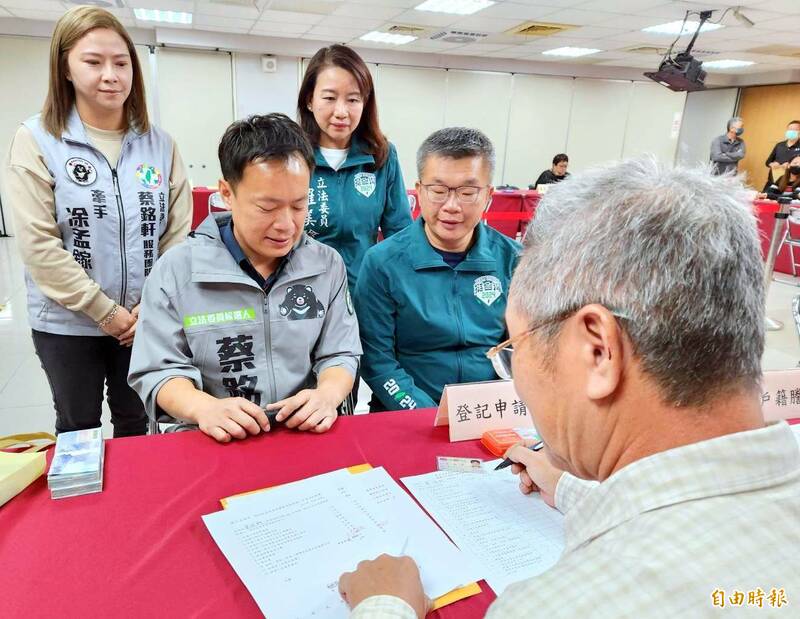 民進黨南投縣立委選舉第1選區參選人蔡銘軒（前左）在立法院副院長蔡其昌（前右）等人陪同下，完成立委參選登記。（記者謝介裕攝）