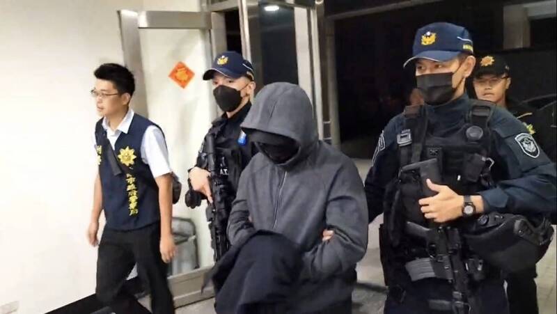 台南警方於19日下午到桃園機場帶回搭機返國的北門區槍擊案許姓槍手（前右二）進行訊問調查。（警方提供）