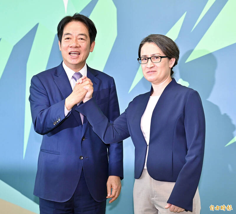 民進黨總統參選人賴清德（左）20日偕副手蕭美琴（右）出面宣布「賴蕭配」登場，並於記者會接受媒體聯訪。（記者塗建榮攝）