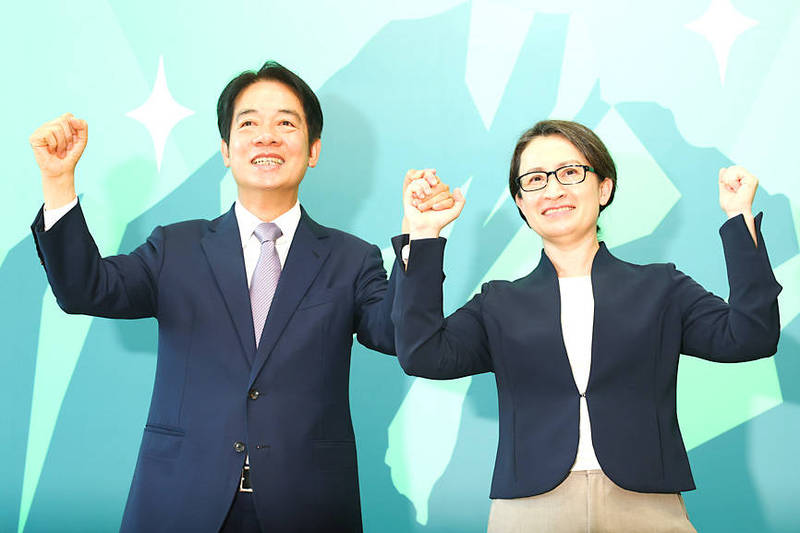 Vice President William Lai, the Democratic Progressive Party’s presidential candidate, left, smiles with his running mate, former representative to the US Hsiao Bi-kim, during a news conference in Taipei yesterday.
Photo: CNA