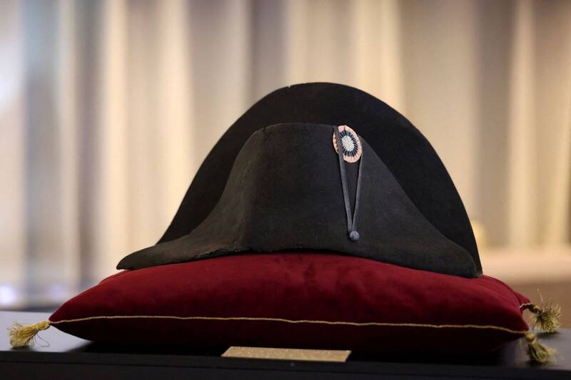 拿破崙在稱帝期間戴過的雙角帽在19日於法國巴黎拍賣，打破2014年拿破崙雙角帽的拍賣紀錄。（路透）