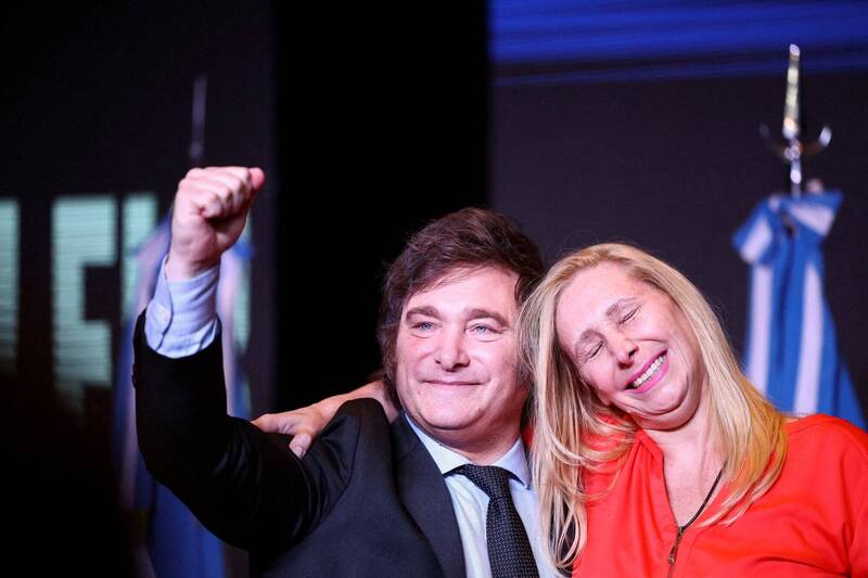 阿根廷右翼自由主義者米雷伊（左）以過半支持率當選新任總統，右為米雷伊的妹妹卡琳娜·米雷伊（Karina Milei）。（法新社）