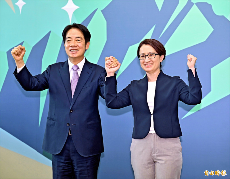 民進黨總統參選人賴清德（左）昨偕副手蕭美琴（右）宣布「賴蕭配」成軍。（記者塗建榮攝）