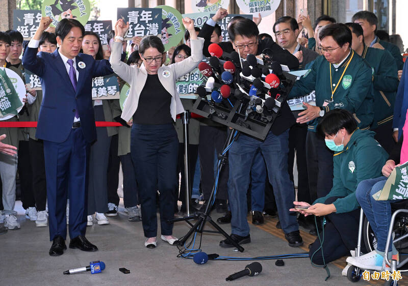 民進黨總統參選人賴清德(前排左一)、副總統參選人蕭美琴(前排左二)在登記完成後率領支持者高呼口號,移動麥克風架過程中讓部分麥克風摔落地面,蕭美琴後續也無法專心呼口號,一直低頭盯著地上看。(記者劉信德攝) 民進黨總統參選人賴清德(前排左一)、副總統參選人蕭美琴(前排左二)在登記完成後率領支持者高呼口號,移動麥克風架過程中讓部分麥克風摔落地面,蕭美琴後續也無法專心呼口號,一直低頭盯著地上看。(記者劉信德攝)