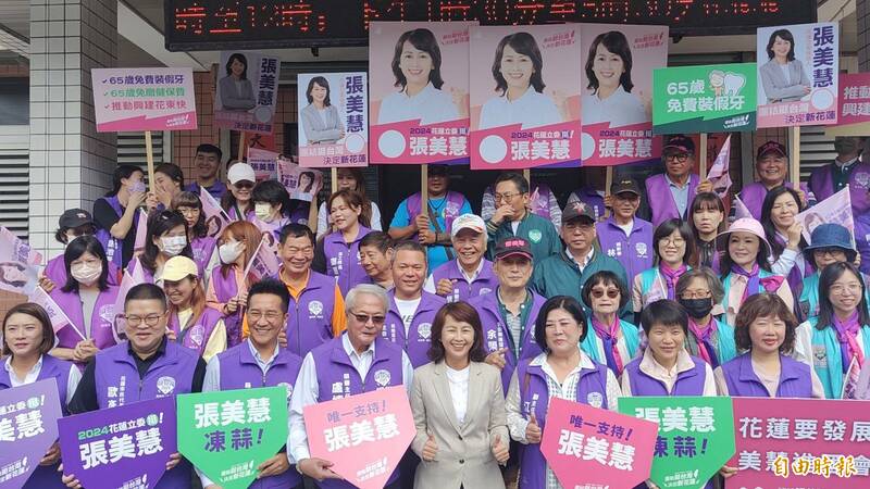 民進黨花蓮立委參選人張美慧今天上午到選委會登記。（記者王錦義攝）