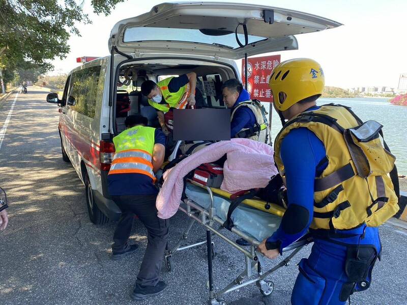 救護人員將太湖溺者送上救護車，準備送往金門醫院搶救。（金門縣消防局提供）