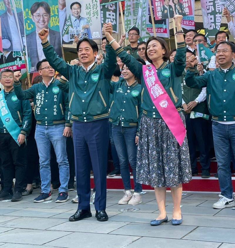 民進黨台中第2選區立委林靜儀（右）今天在總統參選人賴清德（左）和支持者陪同下完成登記。（圖由林靜儀提供）