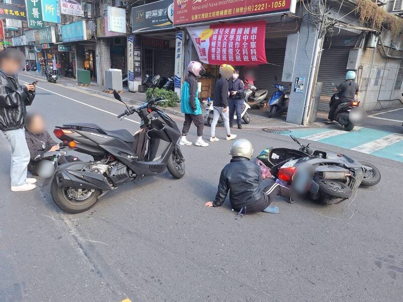 學生情侶騎機車行經中和區員山路時，遇上陳姓女騎士從巷內竄出，閃避不及撞上。（記者陸運鋒翻攝）