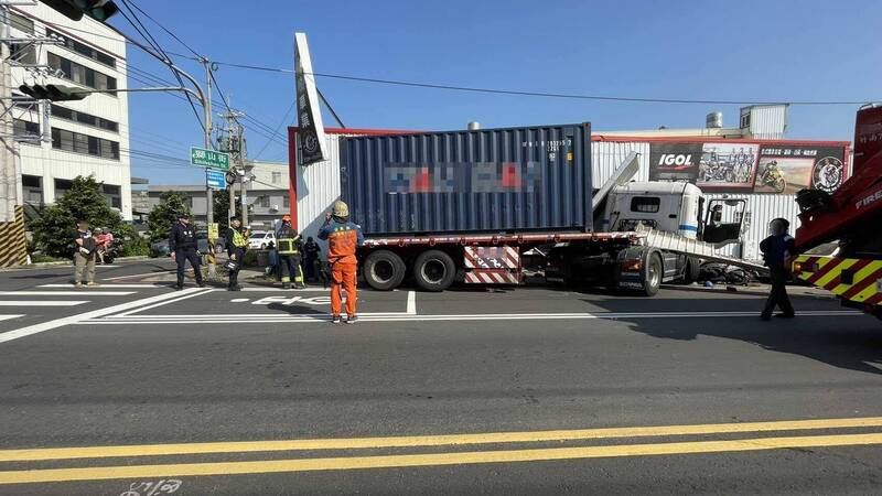 貨櫃車行經苗栗縣竹南鎮真如路，突然失控衝到對向車道，撞上路口民宅。（民眾提供）