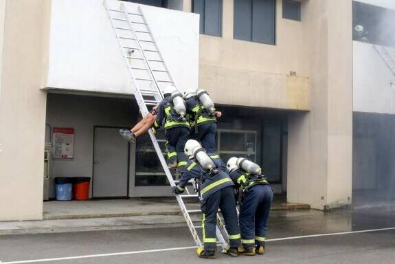 消防署消防訓練中心就特考班學員進行高樓救援勤務演練情形。（消訓中心提供）