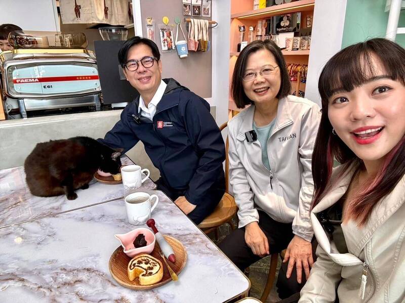 黃捷和總統蔡英文、市長陳其邁3位貓奴，在貓咪咖啡店逗貓和自拍。（黃捷提供）