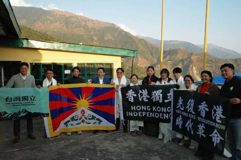 西藏台灣人權連線、香港邊城青年近日組團訪問達蘭薩拉（Dharamshala），於當地手持「台灣獨立」、「香港獨立」等旗幟合影。（香港邊城青年提供）