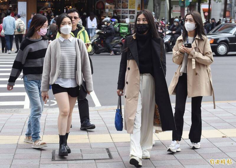 明天週三（22日）各地多雲到晴，早晚溫差大。（資料照）