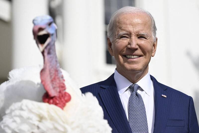 美國總統拜登20日依照傳統「赦免」感恩節火雞。（法新社）