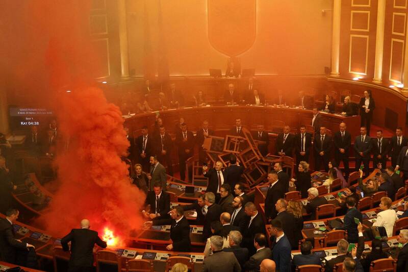 阿爾巴尼亞反對黨「民主黨」為了擋預算，在議場點燃煙霧彈，更在議場內縱火。（路透）