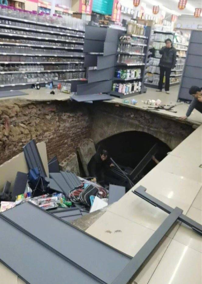 中国河南1间超市19日惊现逾1公尺深「天坑」，2名顾客走避不及，堕坑受到轻伤。（图片撷自微博）(photo:LTN)