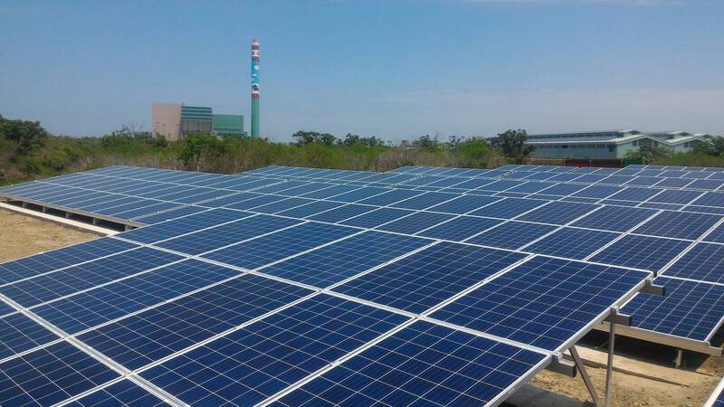 台南市環保局利用垃圾掩埋場設置太陽能，將土地循環利用。（南市環保局提供）