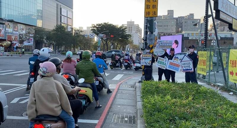 南市一分局員警走上街頭舉手標語，提醒用路人注意路口行車安全。（圖：警方提供）