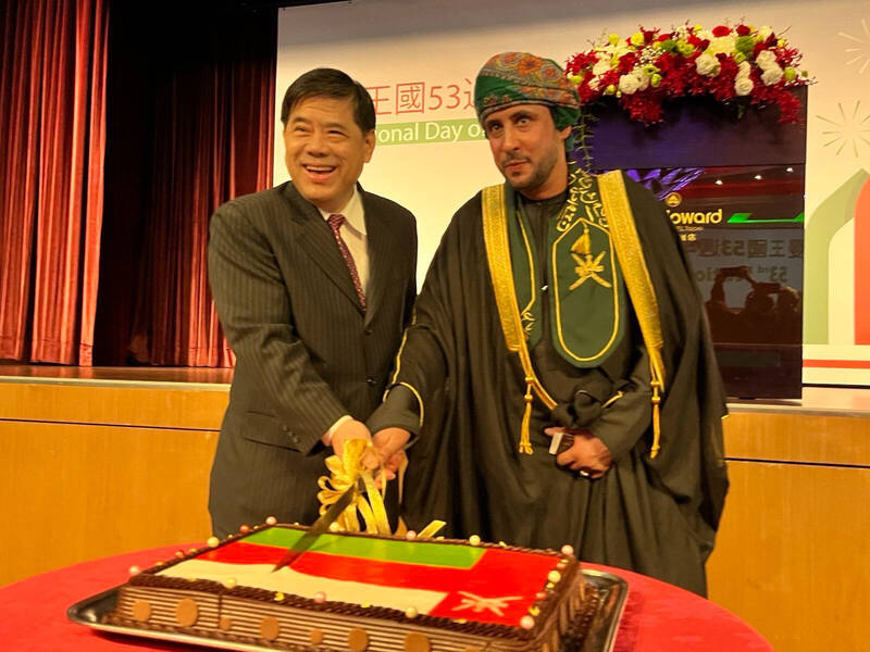 外交部常務次長陳立國與木罕莫德（Mohammed Al Baraami）處長共同切國旗蛋糕，祝賀阿曼生日快樂。（圖由外交部提供）