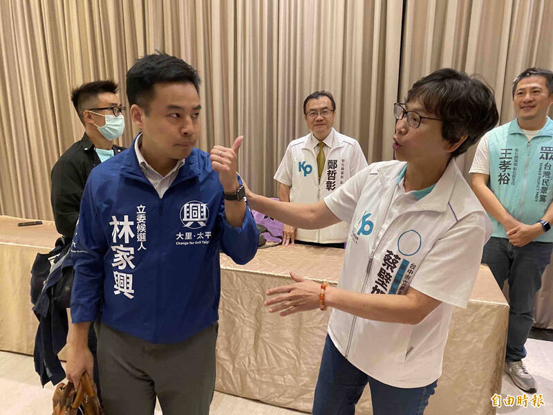 台中第七選區（大里、太平）立委參選人林家興（左）說，藍白搞砸這一切前，別忘了選民曾給過你們機會。（記者黃旭磊攝）