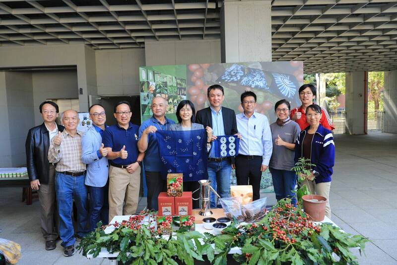 成功大學生命科學系微生物學團隊與農場合作進行帶殼咖啡生豆的2次發酵，今日在成大生命科學院中庭發表成果。 （成大微生物學團隊提供）