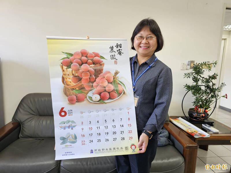 北區國稅局基隆分局27日起捐發票就換水果月曆。（記者盧賢秀攝）