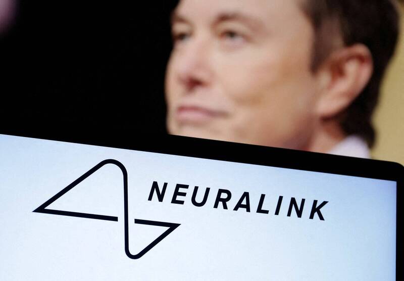 美國富豪馬斯克和旗下開發腦機介面的Neuralink公司標誌。（路透檔案照）