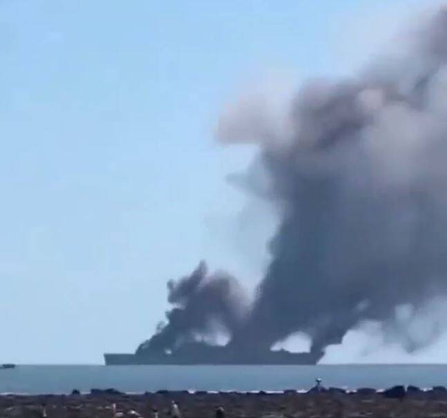 中國解放軍海軍「龍虎山號」在海上發生大火的影片在網上瘋傳。（圖翻攝自X平台）