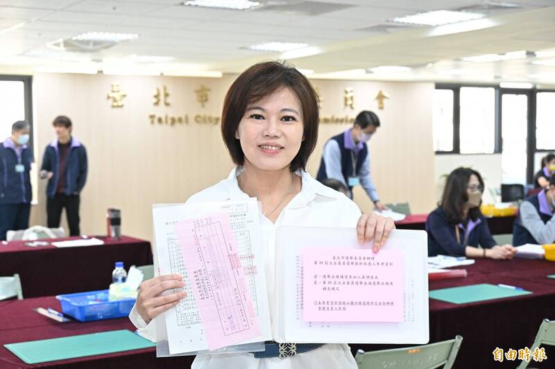 游淑慧今前往台北市選委會登記參選立委。（記者塗建榮攝）