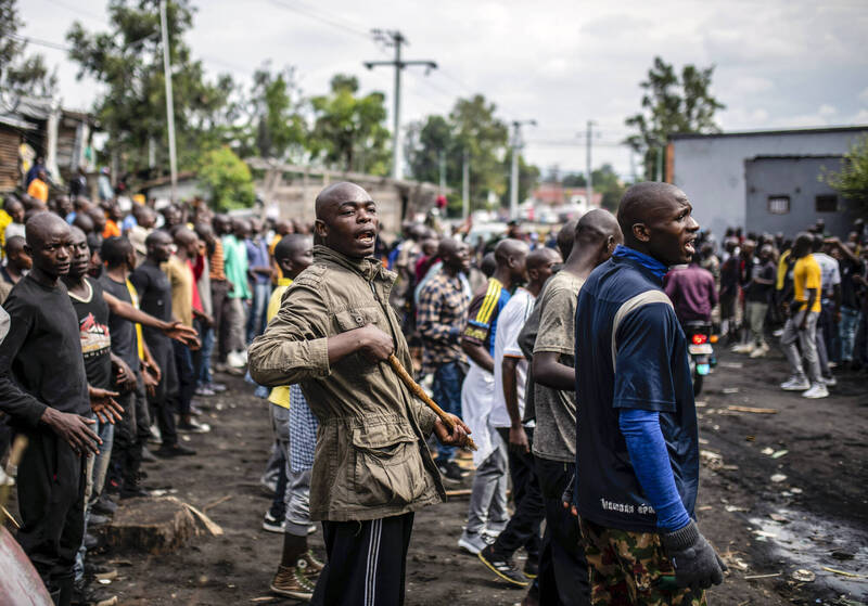 剛果近日舉行募兵活動，名額很少導致僧多粥少，現場疑似有人不耐久候發生推擠，竟引發踩踏事故導致人員傷亡。圖為剛果的新兵接受基礎軍事訓練的畫面，示意圖。（美聯社）
