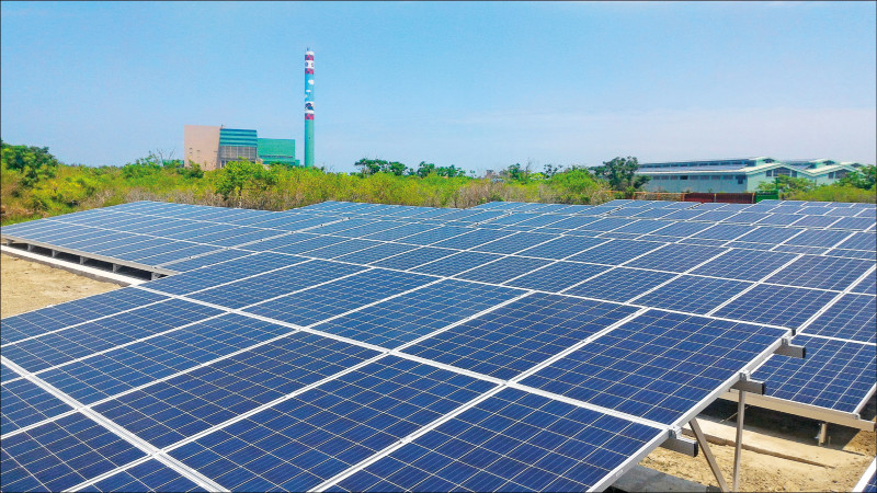 台南市環保局利用垃圾掩埋場設置太陽能，將土地循環利用。（南市環保局提供）