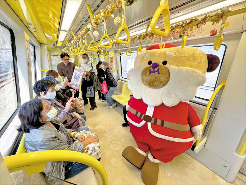 「桑塔熊」於耶誕城活動期間的每個星期三，會在捷運「雪粼列車」與民眾相見歡。 （觀旅局提供）