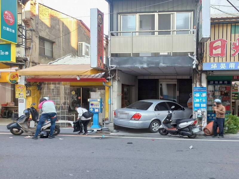 彰化市和平路今天下午驚傳車禍事故！轎車撞進民宅才停住，多人倒地受傷。 （民眾黃育仁提供）