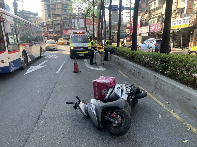 胡男行經連城路彎道撞擊分隔島。（記者陸運鋒翻攝）