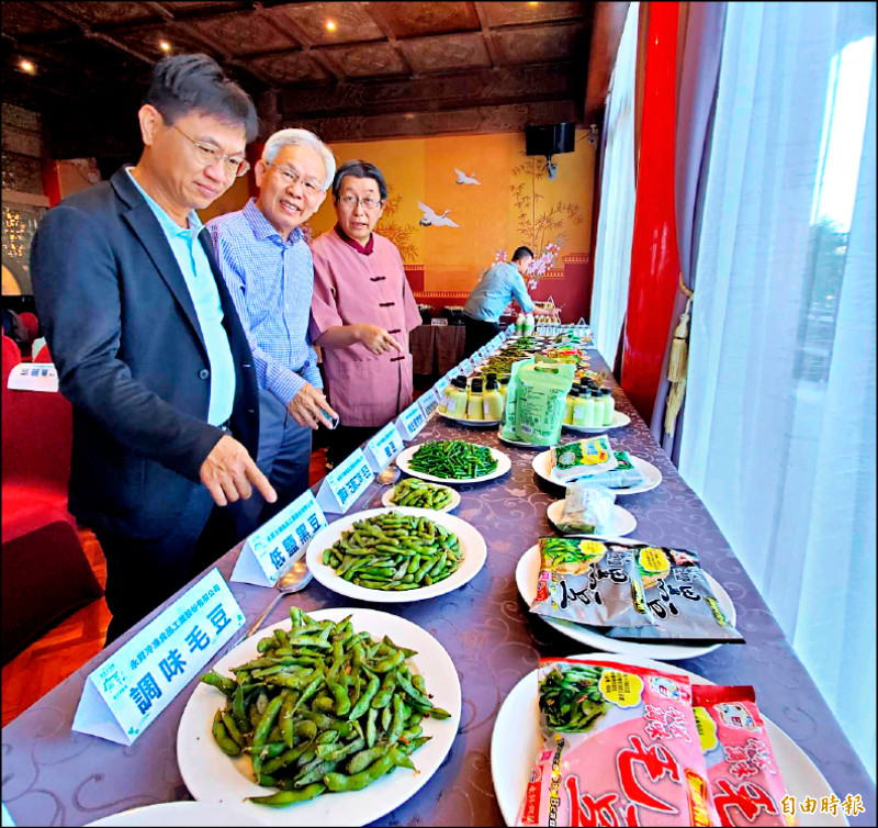農糧署攜手高雄區農改場、台灣區冷凍蔬果工業同業公會昨行銷毛豆文化祭。（記者陳文嬋攝）