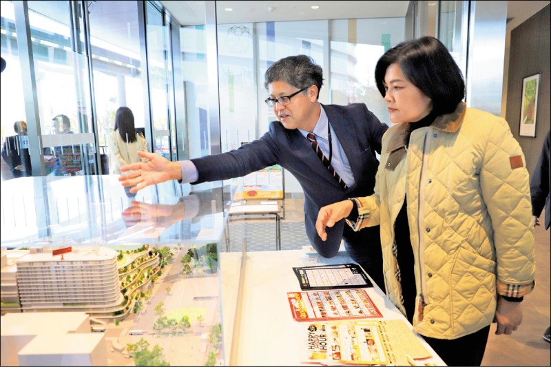 SAKURA MACHI Kumamoto取締役山田大志（左）向張麗善（右）說明轉運站及複合式商場規畫。（雲林縣政府提供）