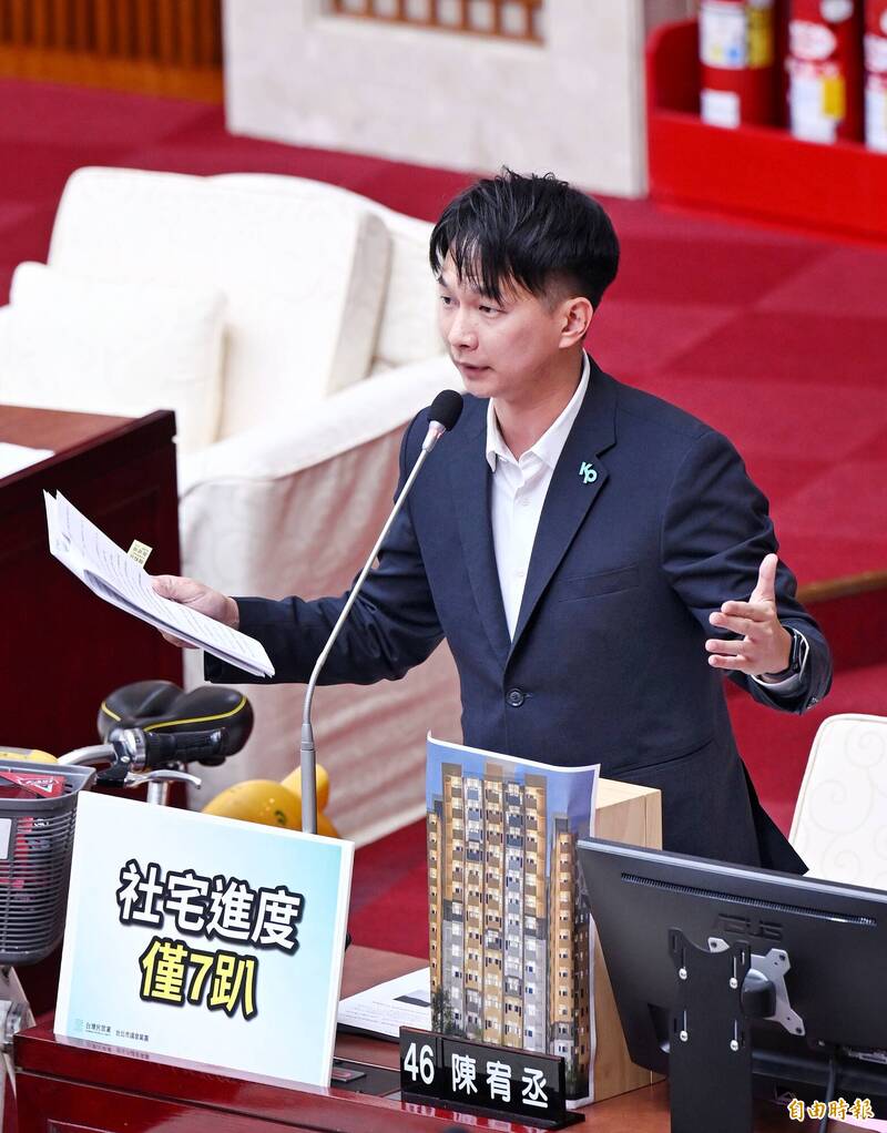 台北市議員陳宥丞質詢認為，蔣萬安施政即將滿周年，應為自己的政策負責。（記者方賓照攝）