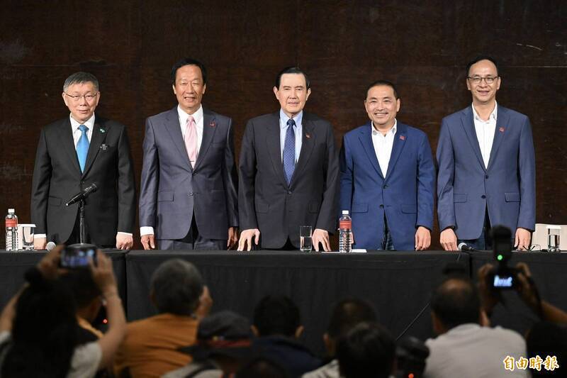 前總統馬英九、國民黨總統參選人侯友宜、主席朱立倫在今天傍晚4時45分抵達君悅飯店,侯友宜即將和獨立總統參選人郭台銘、民眾黨主席柯文哲舉行3人會談。(記者塗建榮攝) 前總統馬英九、國民黨總統參選人侯友宜、主席朱立倫在今天傍晚4時45分抵達君悅飯店,侯友宜即將和獨立總統參選人郭台銘、民眾黨主席柯文哲舉行3人會談。(記者塗建榮攝)