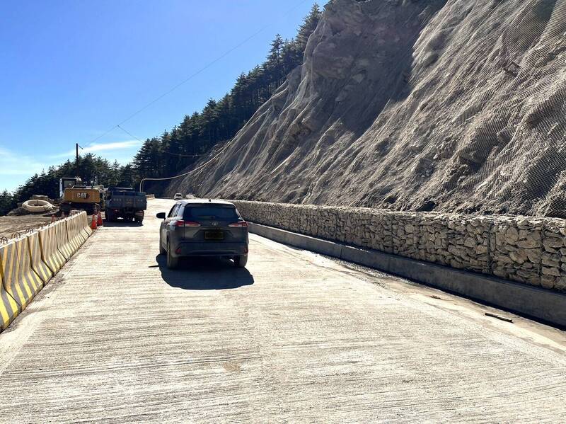 台20線南橫雪峰橋便道修復，公路局預計明天可恢復全線通車。（記者黃明堂翻攝）