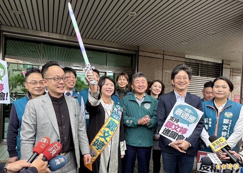 代表民進黨參選立委的基隆市議員鄭文婷，希望能順利接棒現任立委蔡適應。（記者俞肇福攝）