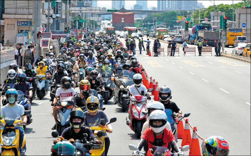 台灣機車路權促進會去年號召機車族騎上台北市忠孝西路，爭取開放機車行駛。（擷取自機促會臉書）