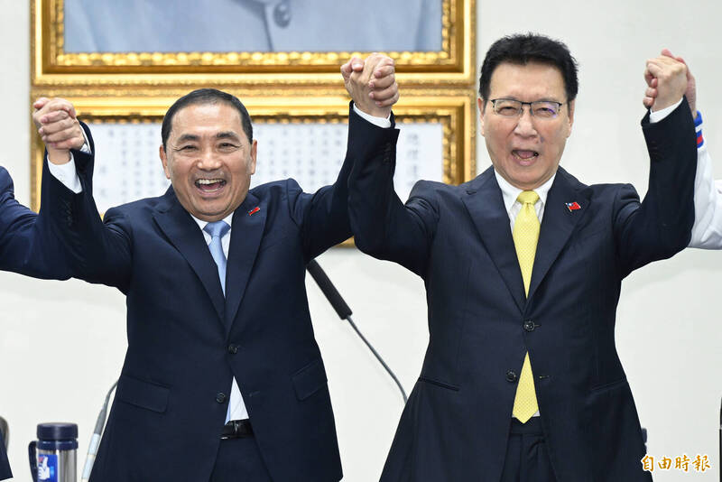 國民黨總統參選人侯友宜（左）宣布與中廣董事長趙少康（右）搭檔。（記者廖振輝攝）
