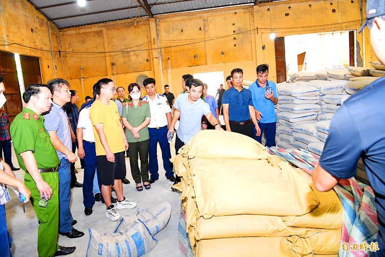 Law enforcement forces in Vietnam seize a record amount of ketamine and other narcotics from a cement warehouse late last month.
Photo copied by Chiu Chun-fu, Taipei Times Law enforcement forces in Vietnam seize a record amount of ketamine and other narcotics from a cement warehouse late last month.
Photo copied by Chiu Chun-fu, Taipei Times