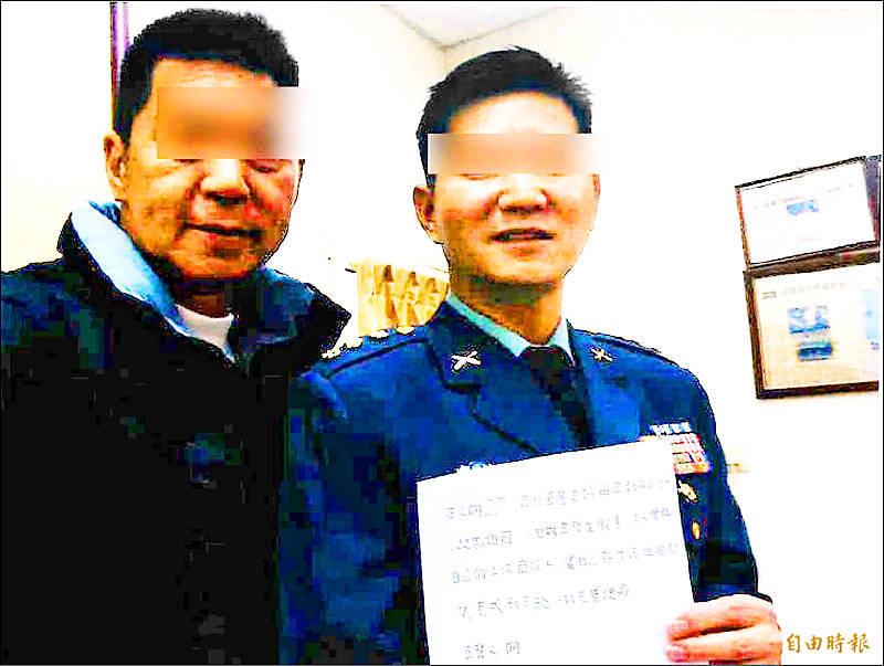 Retired army lieutenant Shao Wei-chiang, left, and former army colonel Hsiang Te-en, whose faces have been digitally obscured, hold a pledge of allegiance to the Chinese Communist Party in an undated photograph.
Photo copied by Huang Chia-lin, Taipei Times